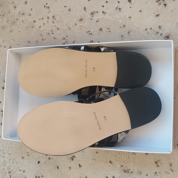 Charles David Strappy Black *Patterned Studded Flat Sandal. Size 5 - Picture 6 of 6